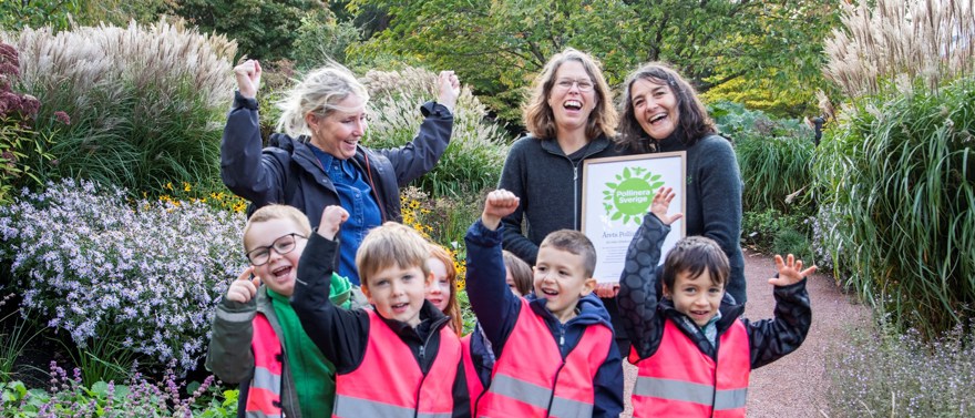 barn och pedagoger tar emot utmärkelse
