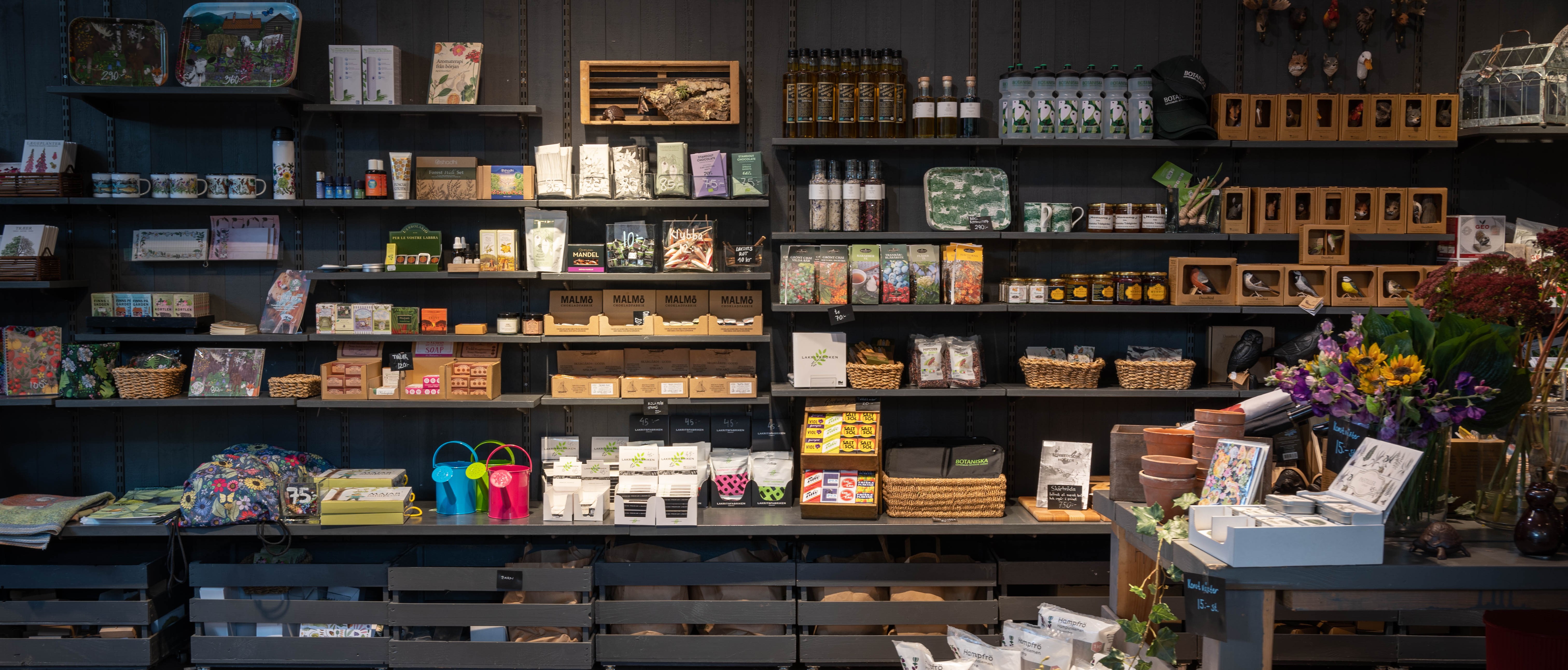 Butikshyllor med produketr