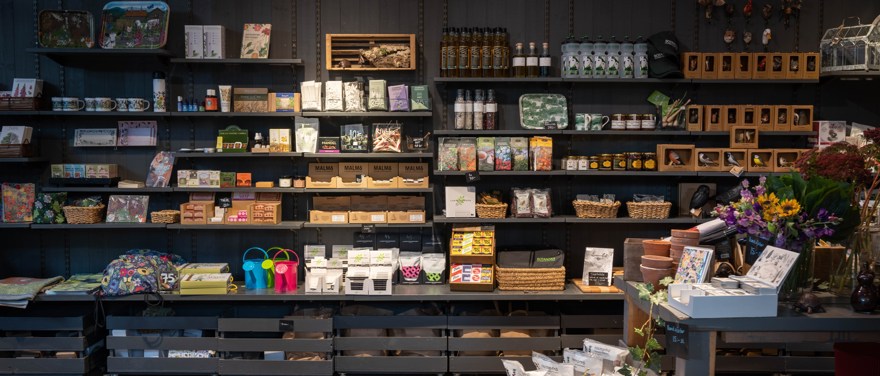 Butikshyllor med produketr