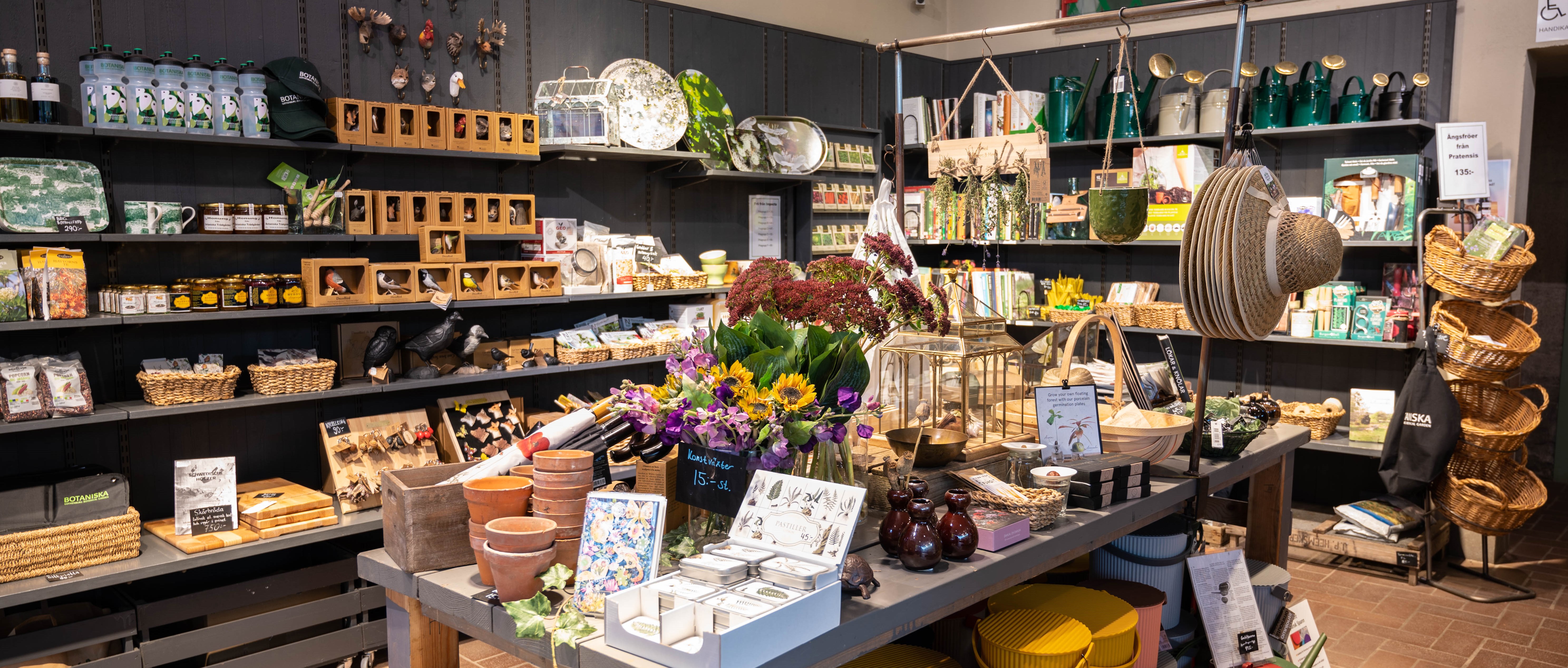 Butikshyllor med olika trädgårdsrelaterade produkter