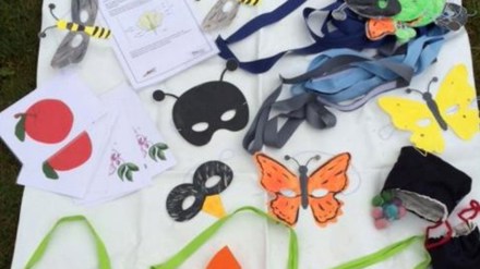 Material till pollinationslek med masker, bin och fjärilar utklippta i papper.