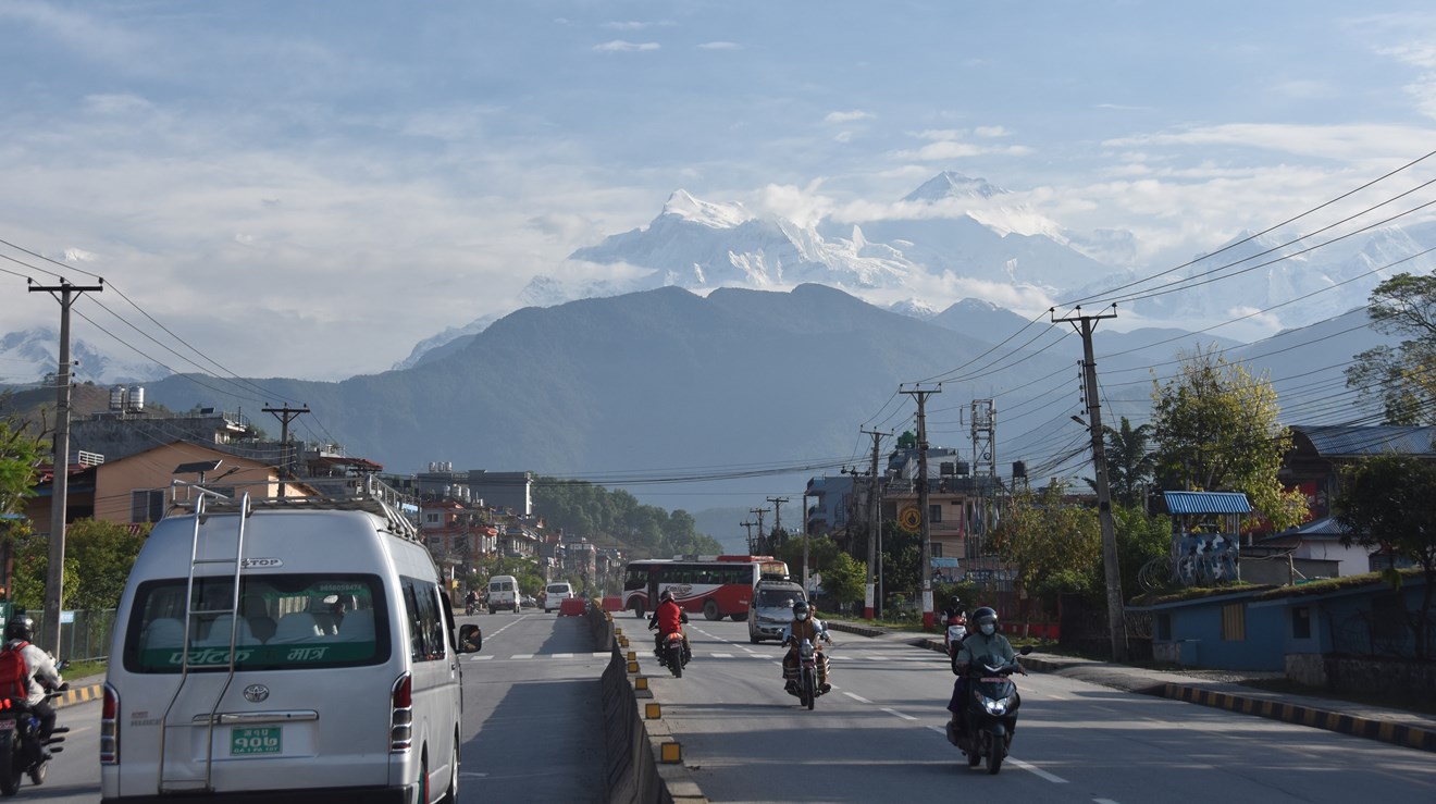 stadsvy i Nepal med berg i bakgrunden