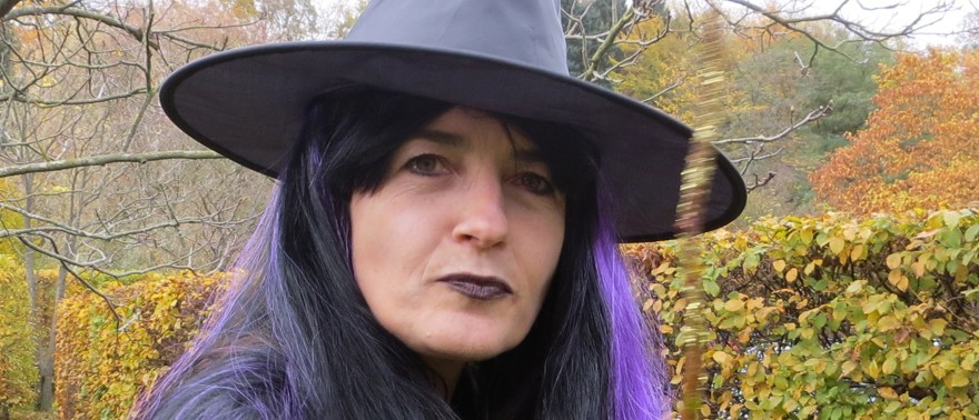 Häxan Hilda med trollstav